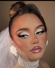 Makeup That Goes With White Dress, Makeup Wedding Looks Brides, Makeup Ideas For White Outfit, Angel Glam Makeup, Eyeshadow Looks For Big Eyes, Unique Wedding Makeup Looks, Eye Makeup For White Outfit, Makeup Ideas For New Years, Classy Christmas Makeup