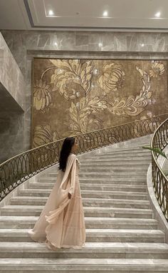 Light Acadamia, Arabian Princess, Money Clothes, Modest Girl, Dubai Aesthetic, Arabian Women, Arab Wedding, Money Motivation, Twin Outfits