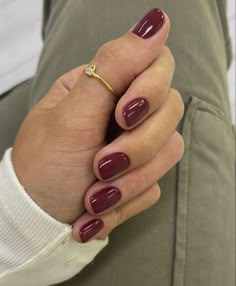 Short Fall Nails Pale Skin, Fall Nails Pale Skin, Light Burgundy Nails, Old Money Fall Nails, Nails For White Skin, Autumn Biab Nails, Fall Red Nails, Red Nails Fall, Autumnal Nails