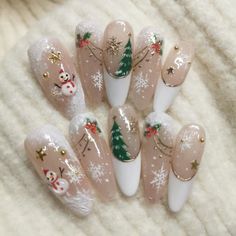 Winter Flower Nail Designs, Christmas Nails Detailed, Christmas Village Nails, Christmas Nails With Christmas Tree, 3d Christmas Nail Art, Different Christmas Nails, Vintage Christmas Nail Art, Christmas Theme Nail Art, Nutcracker Nail Art