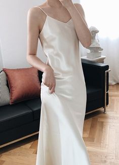 Simple yet elegant Sling style V-neck Long length Slim fit