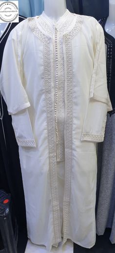 Jabador de mariage marocain pour hommes - Ensemble traditionnel 3 pièces Rehaussez votre journée de mariage avec notre exquis jabador marocain, un ensemble traditionnel de trois pièces conçu pour apporter une élégance intemporelle et une richesse culturelle à votre occasion spéciale. Parfait pour les mariés et les invités, ce jabador reflète la beauté de l'héritage marocain. **Détails du produit  - **Jabador (manteau long)  - Manteau long élégant avec broderies complexes et finitions soignées. F Elegant Wedding Thobe With Dabka, Elegant Wedding Thobe With Dabka Detailing, Classic White Sets For Eid, Classic Festive Wedding Sets, Elegant Sets For Eid And Traditional Ceremonies, Classic Festive Groom Sets, Classic Festive Sets For Groom, Classic White Sherwani For Eid, Elegant Wedding Festive Thobe