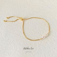 This bracelet is made with a gold-filled box chain and freshwater pearl, the length is adjustable and easy to wear! Dainty Pearl Bracelet｜Adjustable Box Chain Bracelet｜Gold Filled Bracelet｜Simple Bracelet｜Slider Bracelet｜Minimalist｜Bridesmaid Gift DETAILS ✄  Freshwater Rice Pearl: 5.5-6mm ✄  Adjustable Length Up To 9 Inch ✄  Chain thickness: 1mm Visit our shop for different types of adjustable box chain bracelet: https://www.etsy.com/listing/1012102274/dainty-pearl-bracelet-adjustable-box?ref=shop_home_active_11&frs=1   PACKING ꕤ All jewelry pieces are packed with great care and come with a jewelry pouch. If you are gifting and need the items with a box, please feel free to leave a note at check out requesting one.  Thank you for visiting my shop! Adjustable Classic Pearl Bracelet For Everyday, Classic Adjustable Pearl Bracelet, Minimalist Adjustable Pearl Bracelet With Extender, Delicate Adjustable Bracelets With Extender, Minimalist Everyday Jewelry With Adjustable Band, Classic Jewelry With Adjustable Chain, Minimalist Adjustable Pearl Bracelet For Weddings, Dainty Chain Bracelet With Adjustable Length, Minimalist Adjustable Pearl Bracelet For Bridesmaids