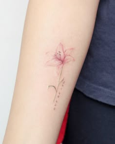 a single pink flower on the left arm