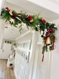 20 Christmas Garland Decor Ideas - Hey, How to do it? Christmas Door Frame Garland, Christmas Garland Diy Curtain Rod, Inside Archway Christmas Decor, Christmas Garland Ideas Hallway, Arch Way Christmas Garland, Door Way Christmas Decorations, Christmas Window Garland Ideas, Where To Put Garland Christmas, Christmas Garland Over Sliding Glass Door