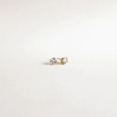 DIAMOND EARRINGS Classic Jewelry Pieces, Beautiful Diamond Earrings, Round Diamond Earrings, Earrings Classic, Stud Style, Cubic Zirconia Earrings, Zirconia Earrings, Solitaire Diamond, Diamond Stud Earrings