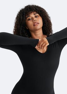 Make a statement with our U-Back Long Sleeve Bodysuit, combining elegance with comfort. The open back adds a polished touch, with the soft, stretchy fabric designed for day-to-night comfort. Dance Leggings, Short Noir, Body Manga Longa, High Neck Bodysuit, Dance Pants, High Intensity Workout, Crop Top Bra, Short Leggings, Body Contouring