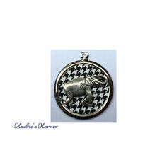 This hounds-tooth elephant charm is .75 in diameter. It is solid brass and plated in silver. This charm is sold as a set of 6. The center features the hounds-tooth background with a silver elephant. This is perfect to attach to any bracelet or necklace. Great for hounds-tooth elephant fans