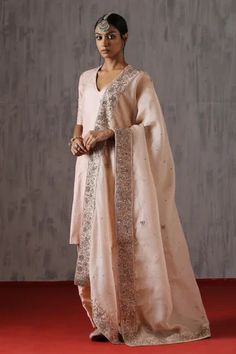 Pink organza dupatta featuring all-over floral zardosi hand embroidery, Fit: Relaxed Zardosi Dupatta, Plain Dresses, Zardosi Embroidery, Types Of Work, Plain Dress, Embroidered Dupatta, Organza Dupatta, Aza Fashion, Not For Sale