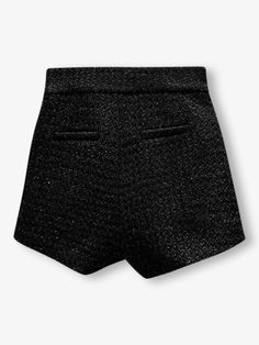 Introducing aspin shorts, cut from premium tweed fabric. Metal buttons add flair to these women's shorts, perfect for a casual yet stylish look. Featuring comfort and versatility for any occasion.