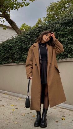 Winter Knee Length Skirt Outfit, Outfits Ideas For School, Winter Style Ideas, Long Jacket Outfit, Brown Coat Outfit, Cute Outfits Ideas, Aesthetic Winter Outfits, 50 Aesthetic, Winter Outfits For Women