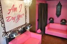 a room with pink couches and chairs in front of a sign that says am i dry get?