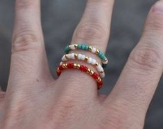 Seed Bead Color Patterns, Tiny Bead Rings, Rings Seed Beads, Ring Ideas Beads, Spring Beaded Bracelets, Beads Rings Ideas, How To Make A Beaded Ring, Diy Beaded Rings Simple, Beaded Rings Ideas