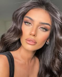 Hollywood Hoco Makeup, Brunette Glam Makeup, Makeup For Sage Dress, Make Up Yeux Vert, Matt Makeup Look, Bride Makeup Green Eyes Brunette, Medium Low Contrast Makeup, Black Tie Wedding Makeup, Emerald Dress Makeup