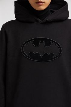 Crafted from cotton fleece, this soft sweatshirt comes in a relaxed, hooded silhouette. Instantly recognizable, the hoodie is embellished with a Batman logo, crafted from embroidered velvet. Batman Embroidery Designs, Batman Embroidery, Batman Sweatshirt, Batman Hoodie, Black Batman, Personalized Jacket, Embroidered Velvet, Batman Logo, Dc Comic