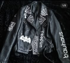 Diy Leather Jacket, Battle Jacket Ideas, Deathrock Fashion, Punk Leather Jacket, Goth Diy, Goth Jacket, Leather Jacket Patches