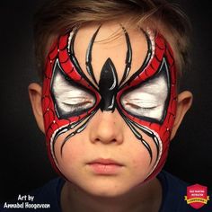 Cool Spiderman Face Paint Tutorial: Step by Step Easy Spiderman Face Paint, Pintura Facial Halloween, Spider Man Face Paint, Superhero Face Painting, Face Painting For Boys, Kids Face Painting, Spiderman Face