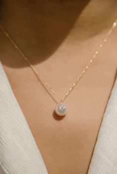 —Mommy+Me Collection A collection of jewelry celebrating mothers and mother to be. Crafted of 18k gold, our Pearl Oasis Necklace features a 0.17ct bezel set pear diamond on a 8mm akoya pearl that elegantly floats on a 16" diamond cut cable chain. Diamond Grade: F/G color, VS clarity / 3.08 grams For custom lengths or variations, email us at info@katkimfinejewelry.com Available in Yellow Gold, White Gold. Elegant Pear-shaped Single Diamond Necklace, Elegant Teardrop Single Diamond Jewelry, Diamond Jewelry With Pearl Drop For Gift, Timeless Pearl Chain Jewelry For Anniversary, Timeless Anniversary Jewelry With Pearl Chain, Delicate Diamond Jewelry With Pearl Drop, Teardrop Single Diamond Necklace For Wedding, Timeless Pear-shaped Diamond White Jewelry, Classic Pear-shaped Birthstone Jewelry