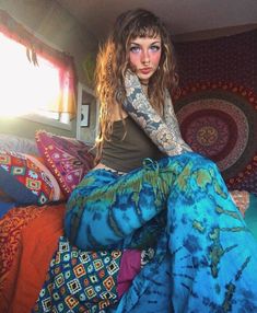 "*◅ ↠ ॐ ☽ ◅* Namaste *▻ ☾ ॐ  *◅ ☽ Shanti Bells ☾ ▻* These tie dye splatter bell bottoms are made for movement! Perfect for flow activities. Handmade and hand-dyed, available from a variety of 5 colour ways to choose from 🌈 The fitting around the thigh is flattering & shaping until the material billows out at the knee into a wide flare.  Featuring drawstrings on either side of the thigh that can be cinched for shape and length adjustment! The material consists of a quality cotton Lycra blend; cotton giving ultra softness while Lycra holds everything in.  95% Cotton * 5% Lycra (highly breathable) NOTE: each piece varies slightly in pattern due to the nature of tie dye *◅ ↠ ॐ ☽ ◅* SIZING *▻ ☾ ॐ  S/M - waistband will stretch from 25-32cm (25\") [relaxed but supportive fitting]. Recommended si Hippie Fits, Hippy Festival, Festival Outfits Women, Split Long Dress, Estilo Hippy, Hot Leggings, Earthy Outfits, Burning Man Festival, Estilo Hippie