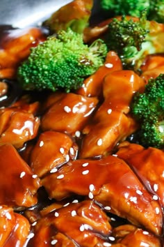 chicken and broccoli with sesame seeds on top