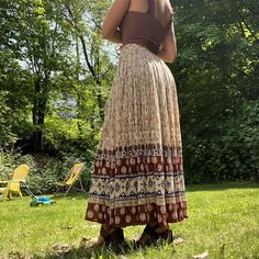 Boho midi skirt
So comfortable and cute
Beautiful design
Amazing condition 
Im typically a small for reference

#boho #indie #skirt #fall Indie Skirt, Boho Midi Skirt, Women's Skirt, Beautiful Design, Midi Skirt, Womens Skirt, Skirt, Design