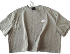 Baggy Cropped Shirt, Outfits With Nike Pros, Cute Baggy Jeans, Sage Green Shirt, Baggy Crop Top, Nike Women Outfits, Pump Covers, Cute Nike Outfits, Fits Clothes