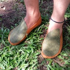 Craft Work Bench, Leather Moccasins Diy, Minimalistic Shoes, Diy Barefoot Sandals, Earthing Shoes, Shoe Sewing, Winter Moccasins, Diy Moccasins, Best Barefoot Shoes