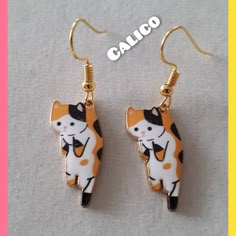 😻1 pair of calico dangling earrings 😻Made of metal alloy and hypoallergenic stainless steel 😻Please feel free to message me if you have any questions. Gatto Carino, Aesthetic Rings, Sleepy Head, Kawaii Jewelry, Black Kitten, Funky Jewelry, Cat Jewelry, Cat Earrings, Cute Pins