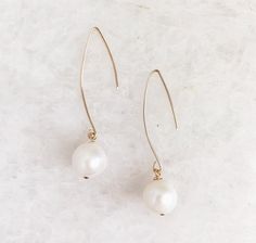 Long Drop Pearl Earrings, Simple Wire Earrings, Dangly Pearl Earrings, Ball Jewellery, Diy Pearl Earrings, Dangle Pearl Earrings, Pearls Jewellery, Earrings With Beads, Drop Pearl Earrings