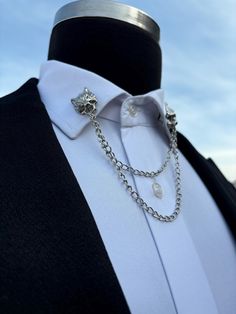 🔱Handmade and Stylish, Let It Look Shimmery Every Day! 🔱You can also use the Wolf figure as a brooch. 🔱It is also suitable for a jacket collar. 🔱Fixed with clip 🔱It is suitable for meetings, special occasions and daily use.  The Collar Chain fits perfectly with any color shirt such as blue, grey, black, white... Colour: Metal Material: Plated Metal Our craftsmen make handmade accessories using high quality materials. Tie Alternatives, Goth Fashion Men, Men Brooch, Tie Chain, Chain Shirt, Bar Shirt, Collar Bar, Man Wedding, Collar Clips