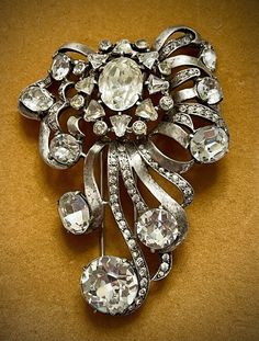 ✅RARE ✅EISENBERG ORIGINAL Sterling brooch with larg rhinstones 1940s. Rare and collectible opportunity.💯 Rare book piece designed by Ruth Kamke.  High end costume. EISENBERG ORIGINAL floral brooch with 10 cuttet larg Swarovski rhinestones and many smaller ons early 1940s, Sterling🥰 Beautiful pin with 2 needles and 2 safety hooks from Eisenberg in silver, worked with large cut rhinestones down to the smallest set rhinestones Eisenberg Jewelry is made out of the highest-quality metals, and brilliant Swarovski imported from Austria and Czechoslovakia. Initially, mainly Swarovski rhinestones were selected in white as well as in a small variety of colors. From 1938 to 1942, the words "Eisenberg Original" were used. This is an incredibly rare vintage patented Eisenberg Original Sterling clip / Book Pieces, Floral Brooch, Vintage Antique Jewelry, Vintage Watches, Metal Working, Antique Jewelry, Austria, Brooch Pin, Vintage Antiques