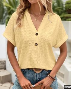 Fisdy - Elegante camiseta con botones y cuello en V de color sólido para uso informal Striped Chiffon Blouse, Polished Casual, Smart Casual Style, Casual Design, Home T Shirts, Casual Blouse, V Neck Tee, Casual Wardrobe, Dress Fabric