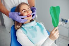 Hermosa chica sentada en la oficina del dentista Foto gratis Dental Ideas, Dental Bibs, Dental Office Design Interiors, Dental Website, Dental Art