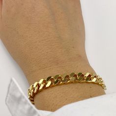 Chunky curb chain bracelet. The Versa bracelet is a classic. Length: Approx. 7" long. Material: 14K gold-plated