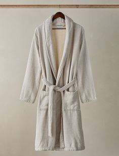 It's the small touches that bring luxury home. Our Ellery robe makes daily rituals an indulgent treat. The design is made with organic cotton for a robe that's soft, durable, and absorbent, with a touch of linen for a breathable drape ready for year-round comfort. Cotton Robes For Women, T Shirt Necklace, Burled Wood Furniture, Wishlist Board, Gorp Core, Linen Robe, Grace Beauty, Bright Living Room, Long Lumbar Pillow