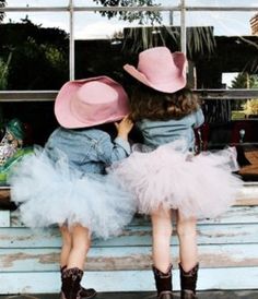 mini cowgirls! Beautiful Friendship, Wilde Westen, Mia 3, Cowgirl Hats, Kids Hats, Country Girl, Costume Halloween, Cute Photos