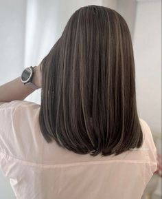 Hair Color 2023 For Short Hair, Classic Mid Length Hairstyles, Rebonded Hairstyles Medium, Japanese Hair Highlights, Hairlights In Dark Hair, Ash Beige Highlights On Dark Hair, Black Hair Highlights Short, Korean Highlights Hair Color, Ashbrown Haircolor