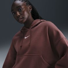 Grounded in style, comfort and versatility, meet our take on luxury loungewear. Our roomiest fit paired with exaggerated details (like the oversized pocket and taller ribbing) ensures this hoodie is anything but basic. All that's left to decide is whether to style it with the matching sweats or other pieces from your wardrobe. Nike Sportswear Phoenix Fleece, Matching Sweats, Luxury Loungewear, Loungewear Luxury, Oversized Pullover, Women Lifestyle, Nike Hoodie, Red Hoodie, Christmas 2024