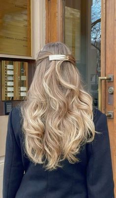 Barette clip, barette aesthetic,chic barette clip, chic hairstyle,autumn hairstyles,fall hairstyle aesthetic Barettes Hairstyles Long Hair, Hair Barrette Hairstyles, Barrette Clip Hairstyles, Hair Styles With Clip, Barrettes Aesthetic, Barrettes Hairstyles, Barettes Hairstyles, Hair Barrettes Hairstyles, Hairstyles With Barrettes