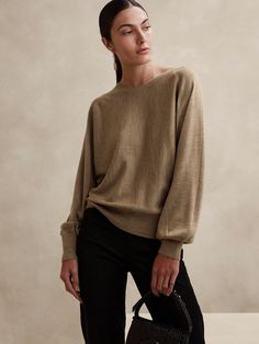 Career Clothes, Inspiration Outfit Ideas, Merino Sweater, Casual Evening, The Sheep, Sweaters Online, Women's Sweaters, New Classic, The Gap