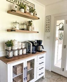 Organizing Ideas Kitchen, Pantry Organizing Ideas, Home Coffee Bar Ideas, Home Design Luxury, Kitchen Design Centre, Cute Living Room, Pantry Makeover