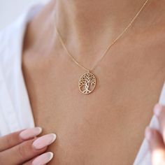 14K Gold Family Tree Necklace, Gold Tree of Life Pendant, Gold Family Necklace, Medallion Tree Pendant, Meaningful Gold Jewelry, Gift for Her PRODUCT FEATURES: - 14k Yellow Gold, White Gold, Rose Gold - Pendant Size: 1.8cm x 1.8cm (0,70 in) - Necklace Length: 42 cm (16,5 in) 43 cm (16.9 in) 44 cm (17,3 in) 45 cm (17.7 in) 46 cm (18,1 in) 47 cm (18,5 in) 48 cm (18,8 in) 49 cm (19,2 in) 50 cm (19,6 in) 51 cm (20 in) 52 cm (20,4 in) 53 cm (20,8 in) 54 cm (21,2 in) 55 cm (21,6 in) 14K Gold Family Tree Necklace features a beautifully crafted Gold Tree of Life Pendant, symbolizing strength, growth, and the bond of family. The intricate design of the tree is set in a delicate, round medallion, making it a timeless and meaningful piece of jewelry. Crafted from high-quality 14K gold, this necklace Gold Jewelry Gift, Family Tree Necklace, Family Necklace, Gold Tree, Tree Necklace, Rose Gold Pendant, 14k Gold Necklace, Tree Of Life Pendant, Tree Pendant