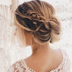 Hairstyle Bridesmaid, Blonde Brownies, Bun Updo, Medium Long Hair, Messy Bun Hairstyles, Beauty Hairstyles, Hair Images, Trending Hairstyles