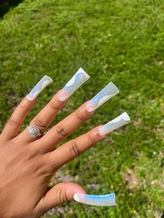 Minimalist abstract duck shaped nails. They feature an iridescent background and white "puddles" on all 10 fingers. Perfect for everyday wear! Duck Tail Nails, Duck Shaped Nails, White Duck Nails, White Abstract Nails, Long Duck Nails, Nails Iridescent, Really Long Nails, Iridescent Background, Nails Duck