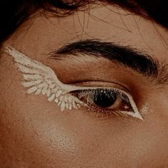 Stickers On Face, Eyeliner Inspo, Κούρεμα Bob, Drag Make-up, Fishtail Braid, Edgy Makeup