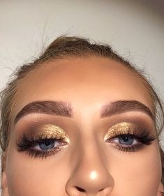 Trucco Glam, Eyeliner Trends, Gold Eye Shadow, Gold Eyeliner, Eye Shadow Makeup, Shadow Makeup