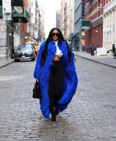 Blue Fur Coat Outfit, Blue Fur Coat, Fur Coat Outfit, Holloween Costume, Fashion Outfits Casual, Hello Fashion, Queen Fashion, Ideas Clothes