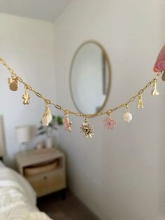 Necklace Charm Ideas, Gold Jewelry Aesthetic Bracelets, Hobby Lobby Necklace Diy, Gold Charm Necklace Ideas, Diy Gold Necklace, Aesthetic Charm Necklace, Making Charm Necklaces, Charm Bracelet Outfit, Aesthetic Charm Bracelet