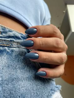 #nails #unhasnaturais #esmalteazul #azul #nailsofinstagram Winter Nails Simple Almond, Plain January Nails, Winter Acrylics Almond, January Nail Colours 2025, Simple Bold Nails, Plain Winter Nails Simple, Winter Blue Nails Gel, Holiday Oval Nails, Lake Blue Nails