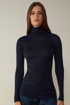 Long-sleeve High-Neck Tubular Top in Wool and Silk for sale on Official Intimissimi online shop. Discover all the latest products and buy them on the Intimissimi online shop. Ribbed Merino Wool High Neck Turtleneck, Merino Wool Turtleneck Top For Work, Fitted Ribbed Merino Wool Top, Fitted Fine Knit Merino Wool Tops, Fitted Merino Wool Fine Knit Tops, Elegant Fitted Merino Wool Tops, Fitted Elegant Merino Wool Tops, High Neck Merino Wool Tops For Fall, Fitted Merino Wool Turtleneck For Fall